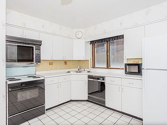 2nd image of 9342 Landings Ln Unit 204