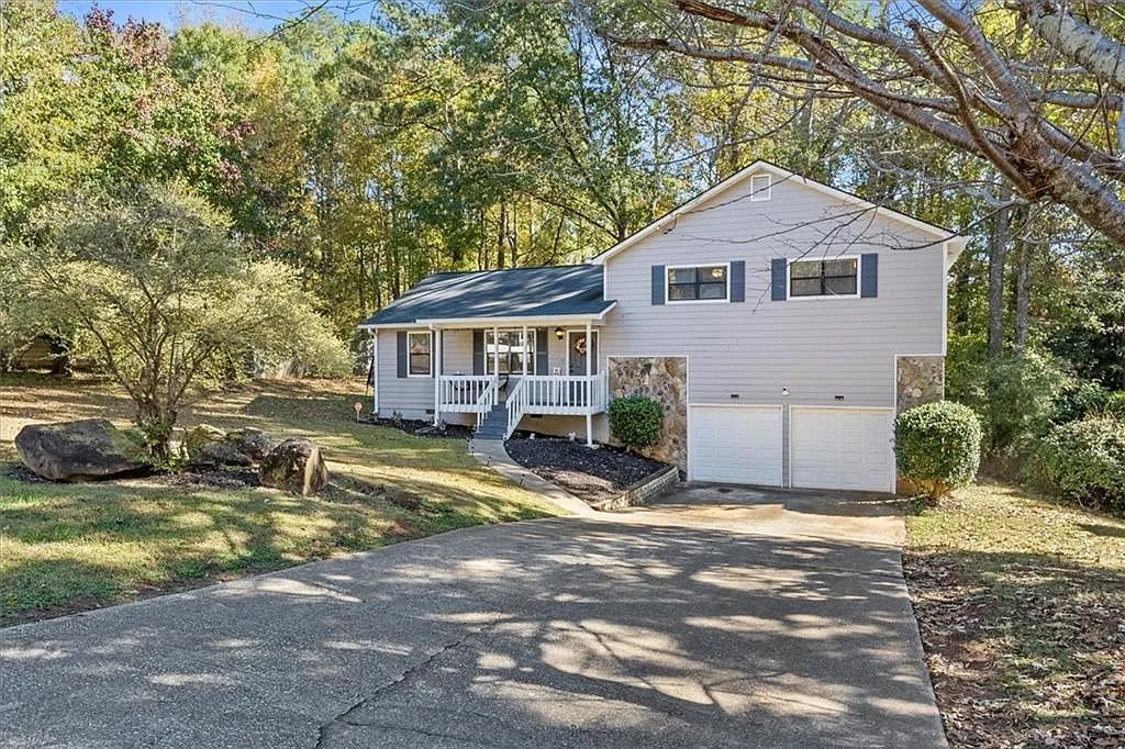 3 bed, 2.0 bath, 1404 sqft, $2,300 — Photo 3