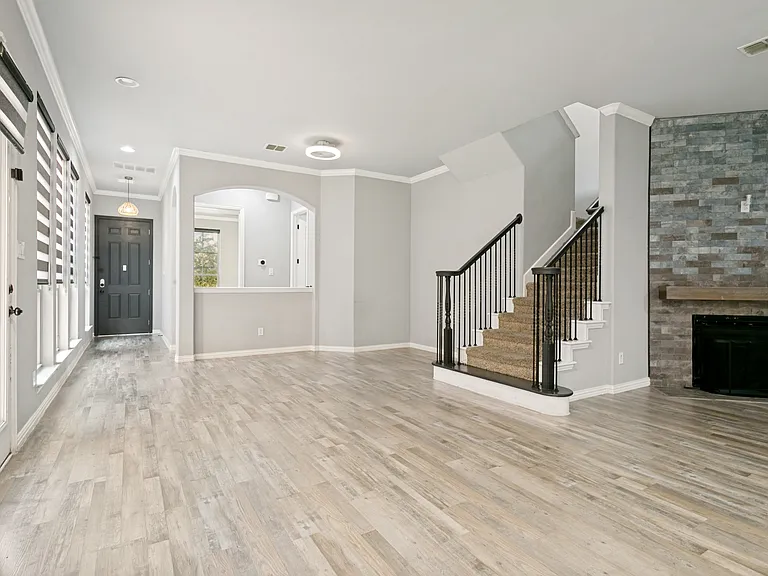 2450 Sunderland Ln — Photo 4