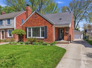 1882 Kenmore Dr, Grosse Pointe Woods, MI 48236