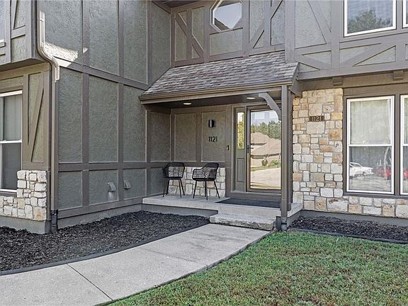 2nd image of 1121 SE Timbercreek Ln