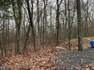 105 Cliff Ct, Dingmans Ferry, PA 18328