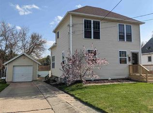 817 W Chestnut St, Freeport, IL 61032