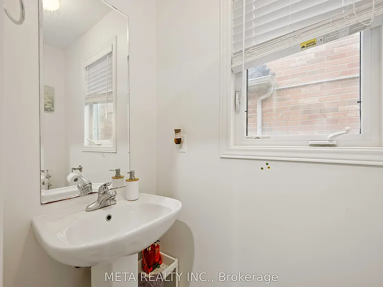 210 Cabin Trail Cres — Photo 5