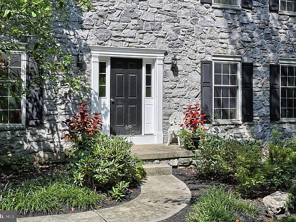 2nd image of 625 Horseshoe Trail Dr