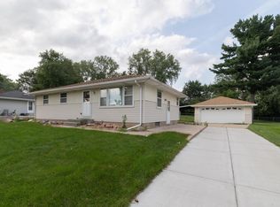 1687 Rosewood Ave N, Maplewood, MN 55109