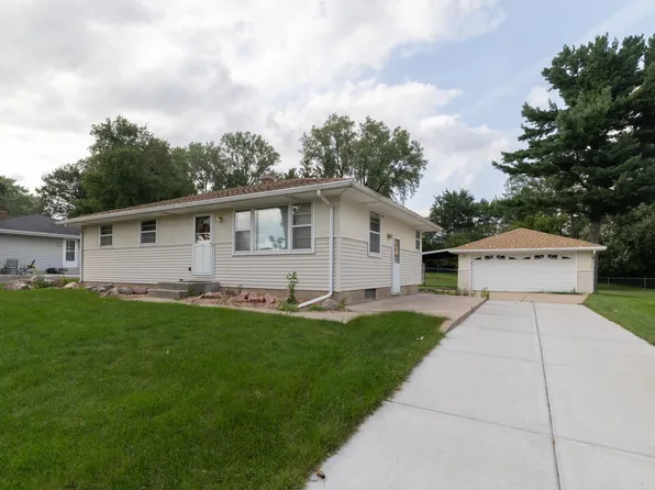 1687 Rosewood Ave N, Maplewood, MN 55109