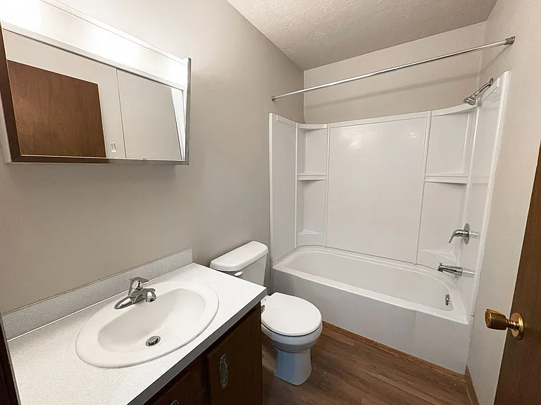 Royal Suites Apartments on Minot's North Hill — Photo 14