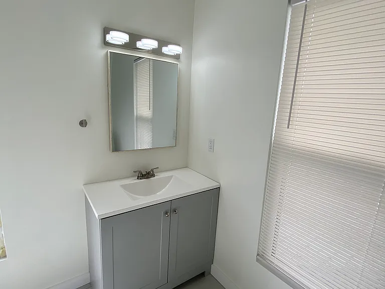 329 W 8th St #B — Photo 8
