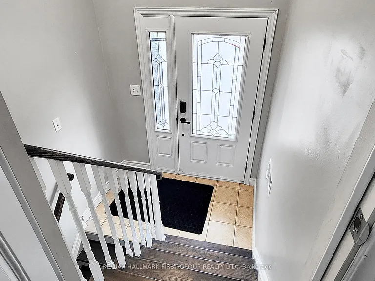 1443 Connery Cres #UPPER — Photo 2