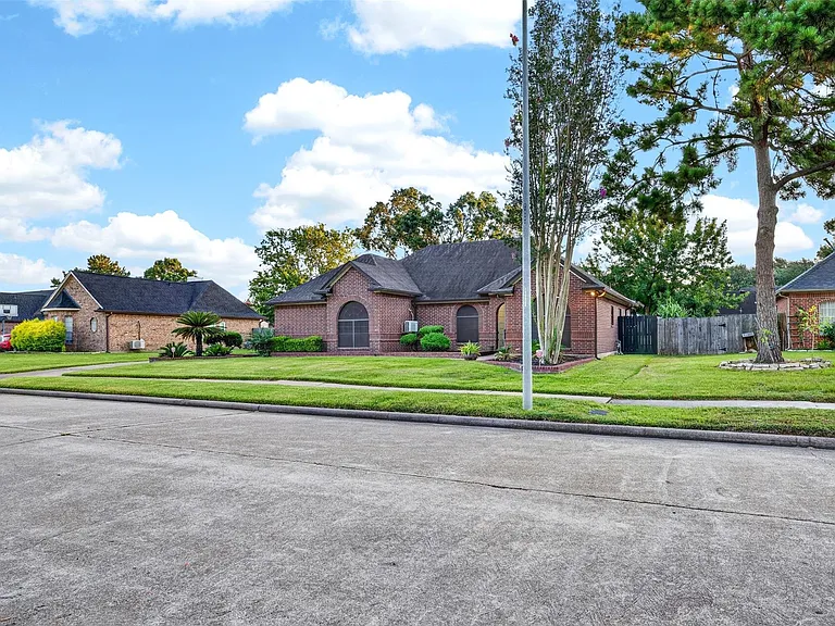 18610 Autumn Hills Dr — Photo 4