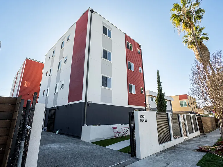 1224 W 37th Pl — Photo 38