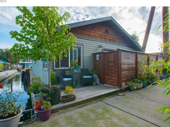 11668 N Island Cove Ln, Portland, OR 97217