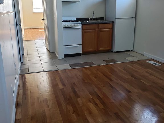 2nd image of 1862 Pratt St #16146674