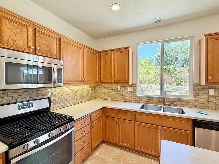 590 Rosemere Ln — Photo 6