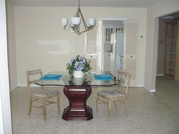 3rd image of 1612 Lake Side Ln