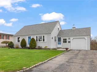 38 Laurelhurst Rd, Cranston, RI 02920
