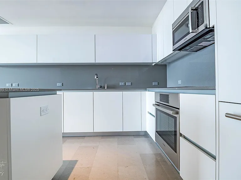 88 SW 7th St #1004 — Photo 3