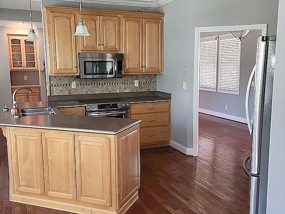 4th image of 640 Pond Hill Rd