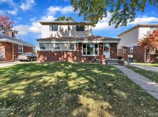 28170 N Clements Cir, Livonia, MI 48150