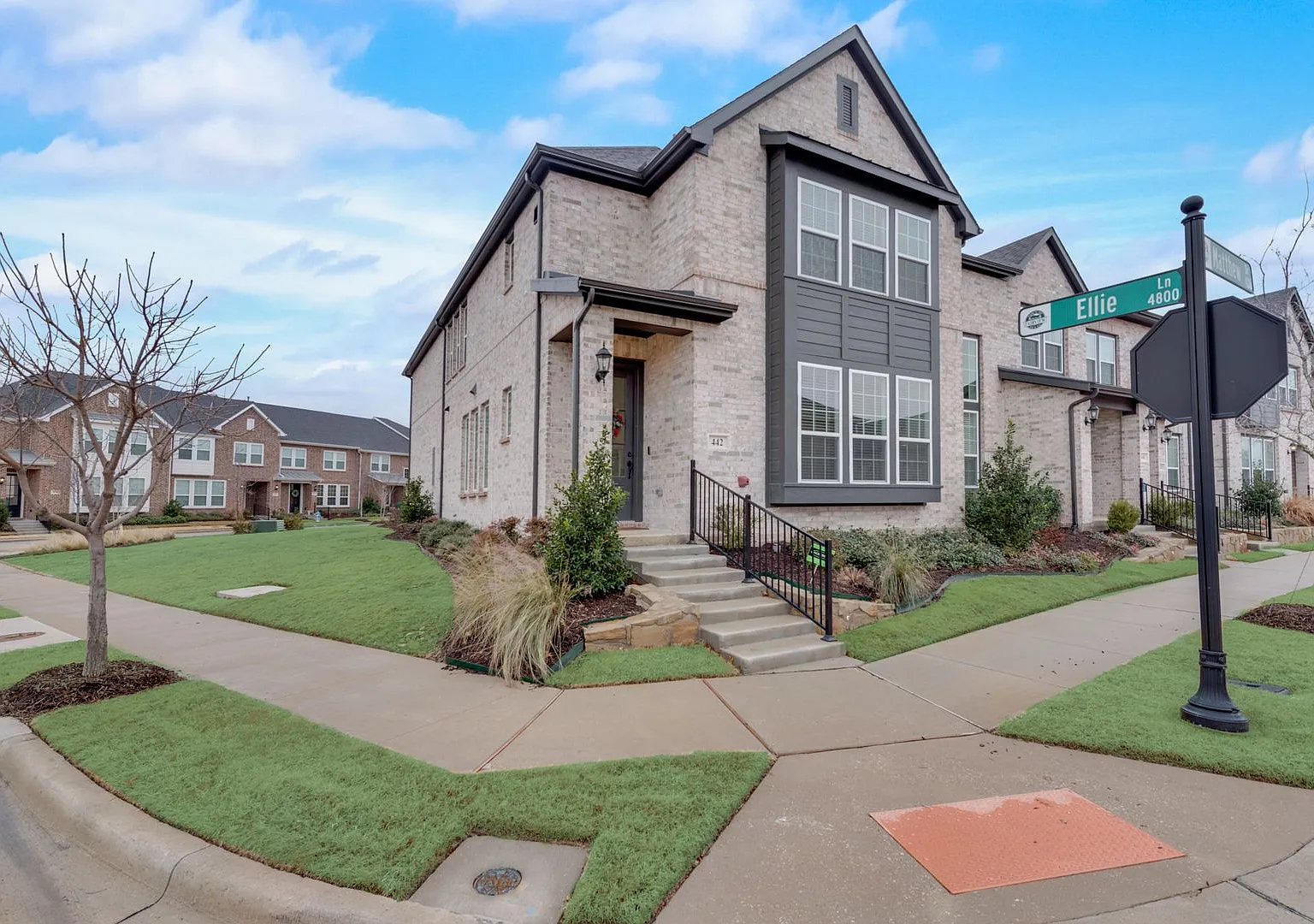 A must see townhome in Apples Crossing! McKinney ISD — Photo 1