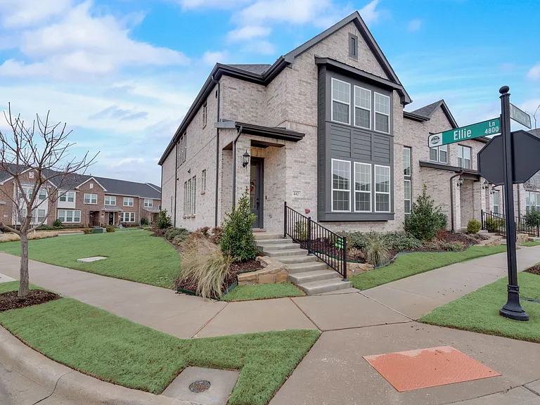 442 Matthew Dr — Photo 1
