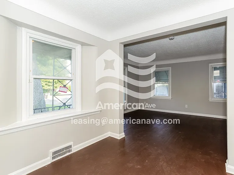 1536709_005_dining_room_13904562.jpg