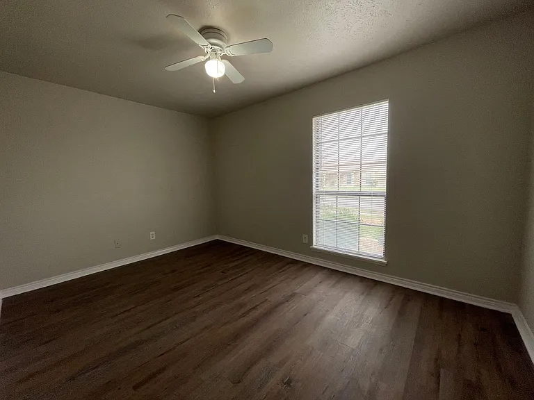 1913 Glenwick Ln — Photo 15