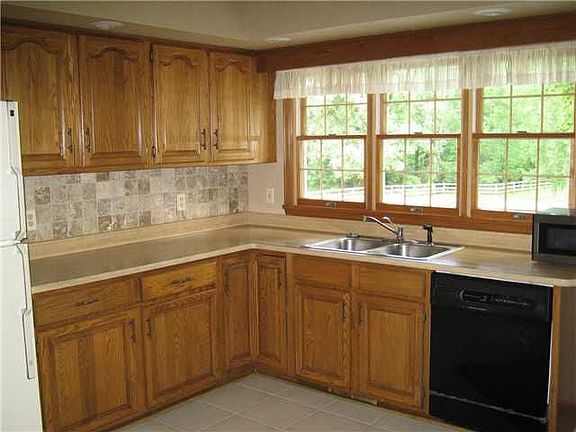 5th image of 10 Mendonshire Dr