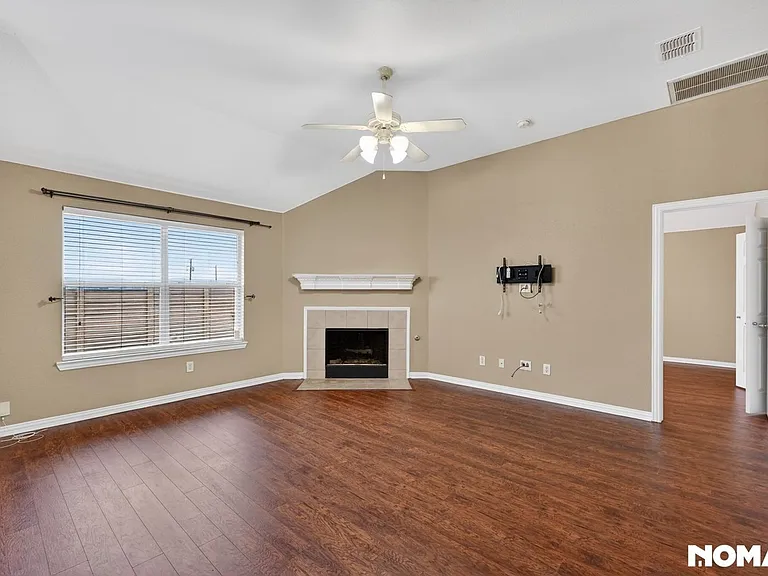 409 Lois Ln — Photo 8