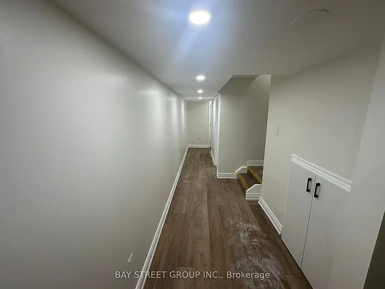 138 Sutherland Ave — Photo 18