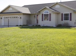 527 Foxmoor Dr, Plainwell, MI 49080