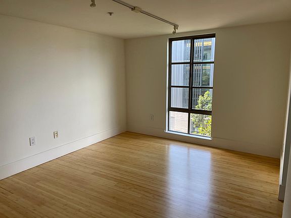 Bonus room (playroom, or breakfast area).