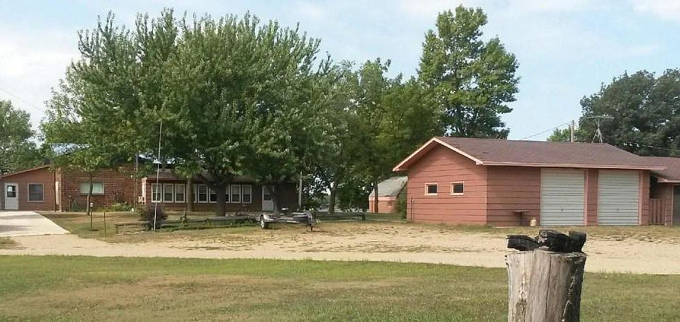 2nd image of 2092 Lakeview Ln N