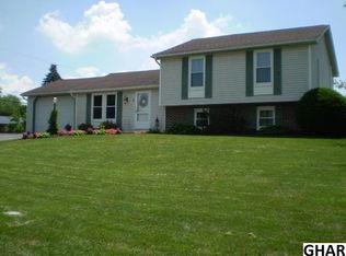2 E Countryside Dr, Boiling Springs, PA 17007