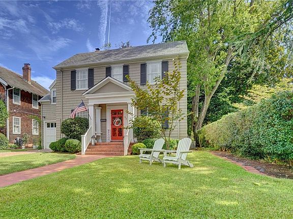 2nd image of 912 Larchmont Cres