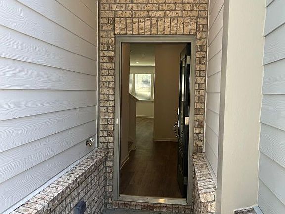 2nd image of 2423 Livi Ln