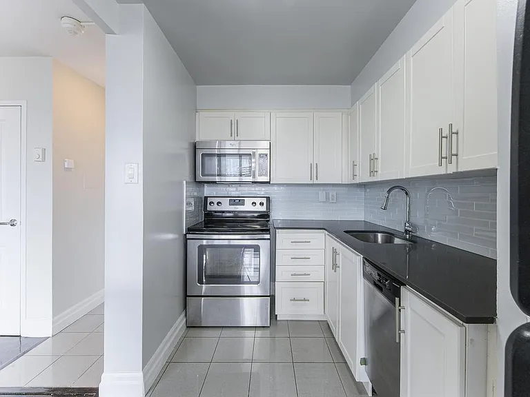 155 Wellesley St E — Photo 10