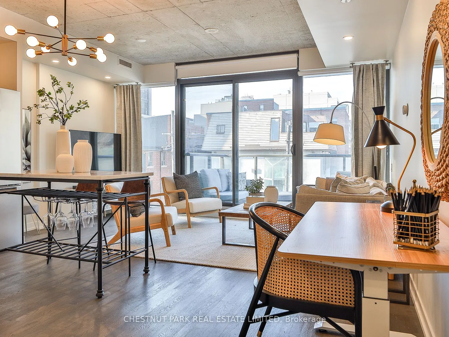 461 Adelaide St W — Photo 1