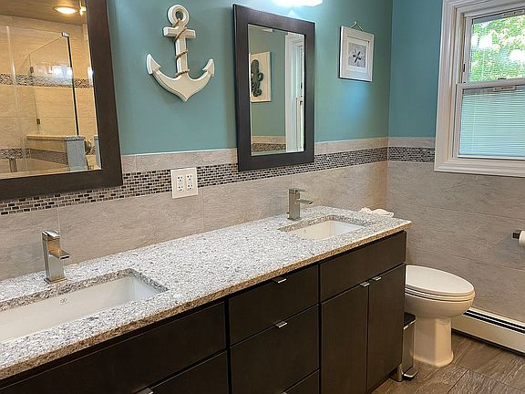 Main bathroom 