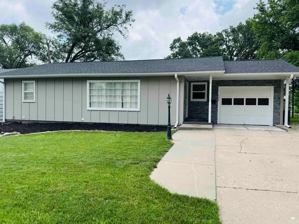 726 Arthur St, Clay Center, KS 67432