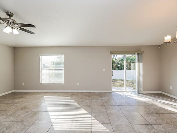 3rd image of 127 Cascade Bend Dr