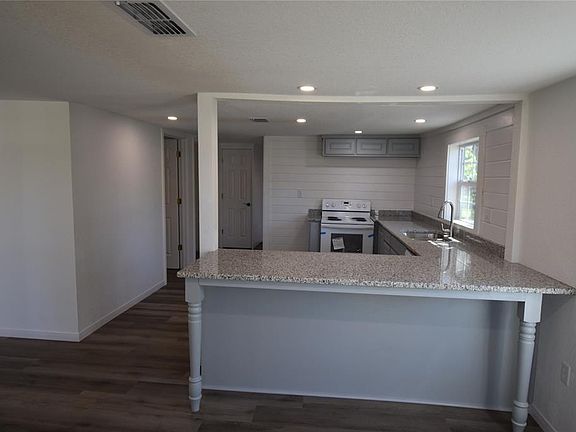 4th image of 309 E Wilbarger St