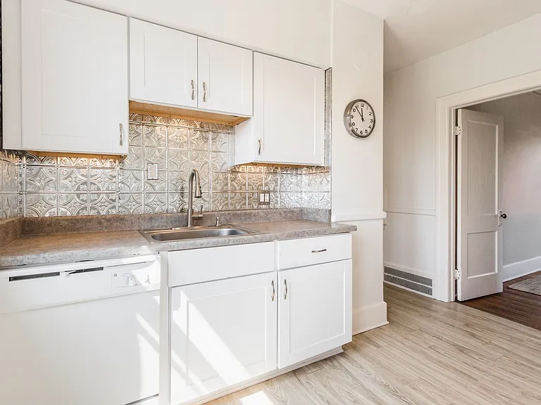 1042 Wayburn Ave — Photo 3