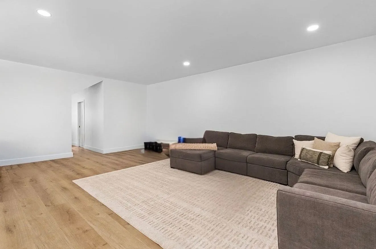 3 bed, 2410 sqft, $9,900 — Photo 3