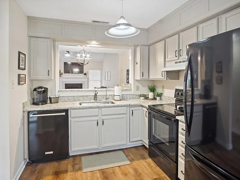 10425 Ravenbrook Ln — Photo 6