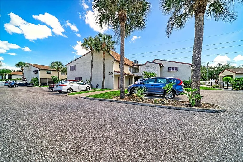 2 bed, 2.0 bath, 914 sqft, $1,650 — Photo 3
