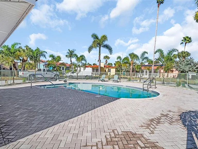 16613 Gulf Blvd — Photo 38