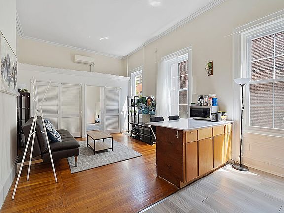 4th image of 2027 Walnut St APT 2R