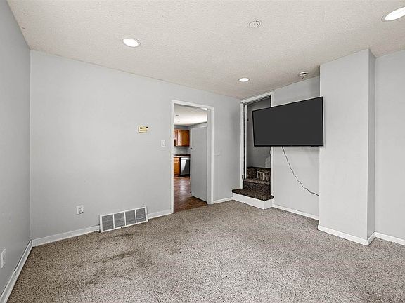 4th image of 519 N Washington St